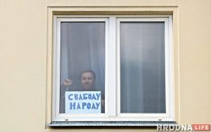 Каардынатар ініцыятыўнай групы Ціханоўскай у Гродне не можа выйці з дома