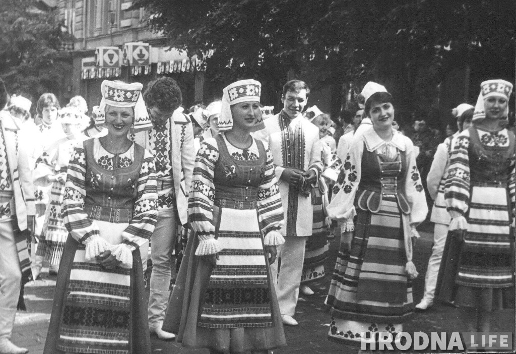 "Танцевали со всех сил" Микола Таранда рассказал о приключениях атристов "Нёмана"