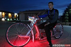 У "Ваўчку" мінімум укладанняў: гродзенец зрабіў круты ровар з кардона і святлодыёдаў