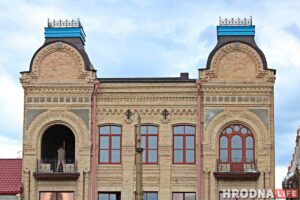 Вежы на доме купца Мураўёва пафарбавалі ў блакітны колер. Кажуць, так трэба