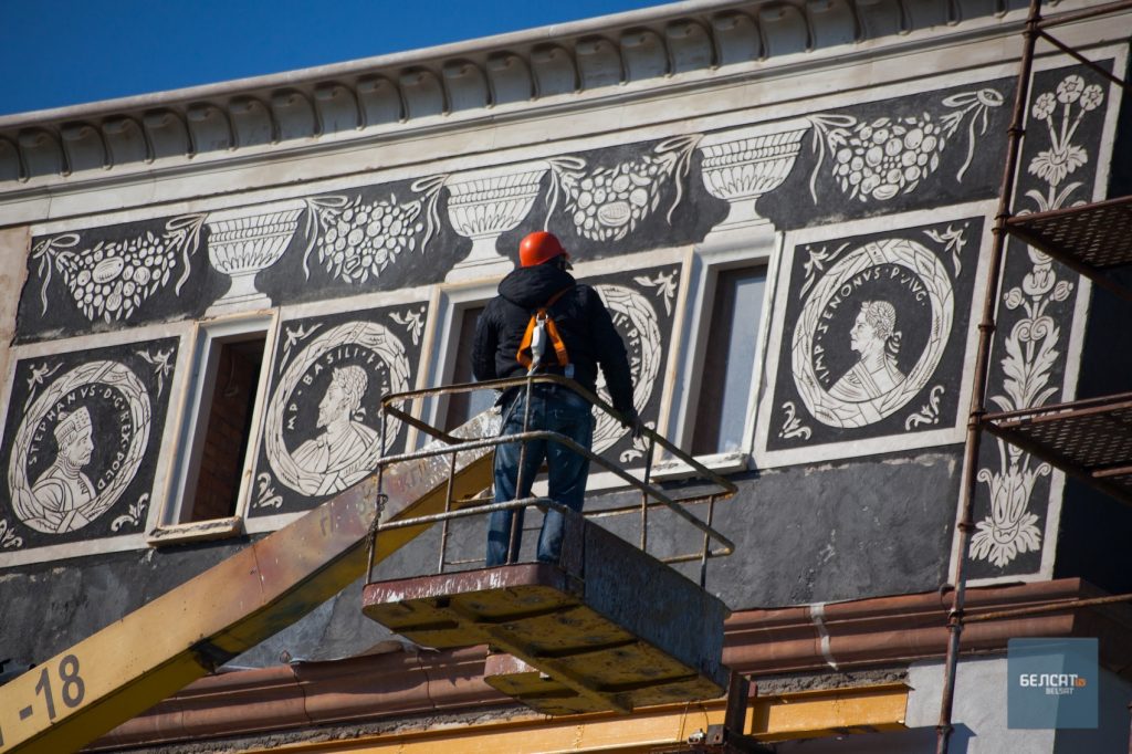 Фотафакт: На сграфіта над брамай Старога замка ў Гродне мастак цалкам зблытаў подпіс да партрэта