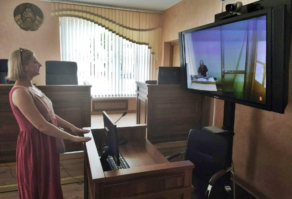 У Гродне пачаўся суд над Уладзімірам Навумікам. Сведкі кажуць, што ён перашкаджаў працы міліцыі До начала судебного процесса Виталия Наумик впервые за месяц смогла увидеть мужа и пообщаться с ним