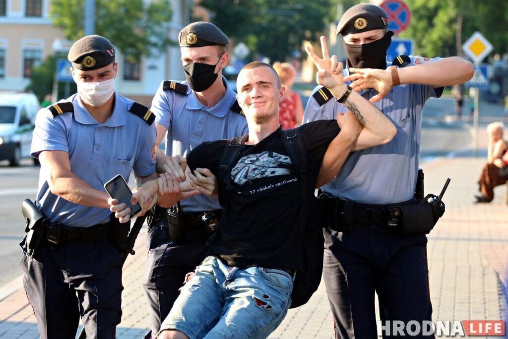 У Гродне прайшла чарговая акцыя салідарнасці: некалькі чалавек затрымалі