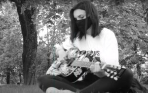 «Мы жадаем перамен». Гродзенскія выпускнікі праспявалі Цоя на беларускай мове Мы ждем перемен школьники