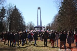 «Магчымасць сабрацца без затрыманняў». Мікалай Салянік запрашае на дазволены пікет Ціханоўскай у Гродне Площадка в Коложском парке во время празднования Дня Воли. 23 марта 2019 года. Фото: Руслан Кулевич