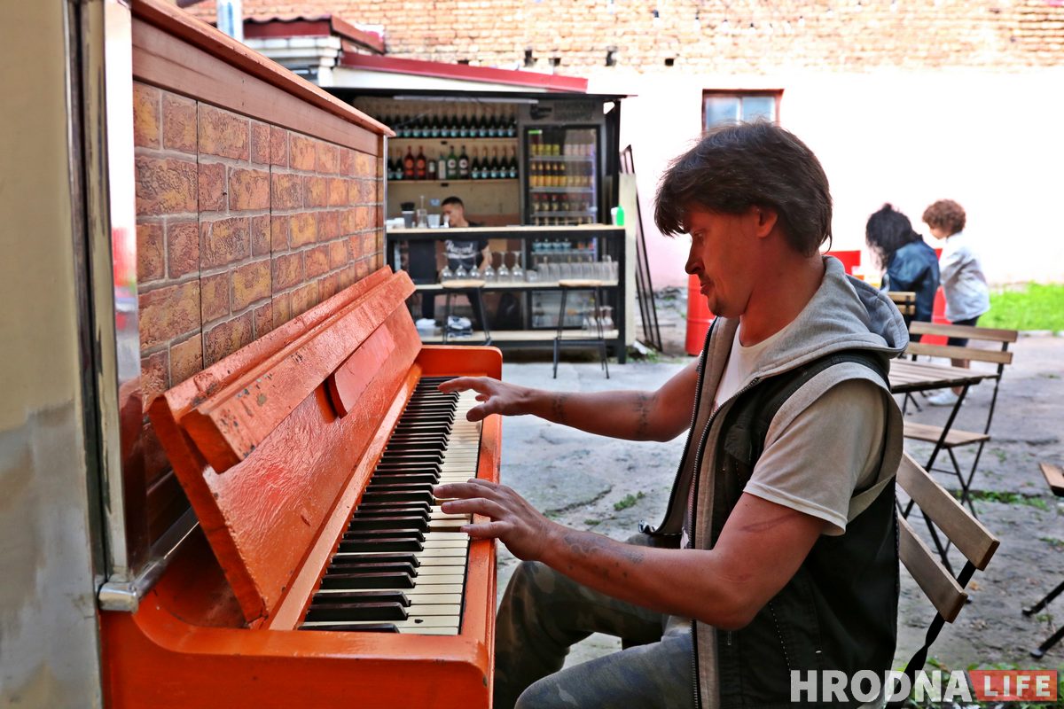 Вулічны музыка, якога "выгналі" з цэнтра Гродна, вернецца граць Вулічны музыка, якога "выгналі" з цэнтра Гродна, вернецца граць