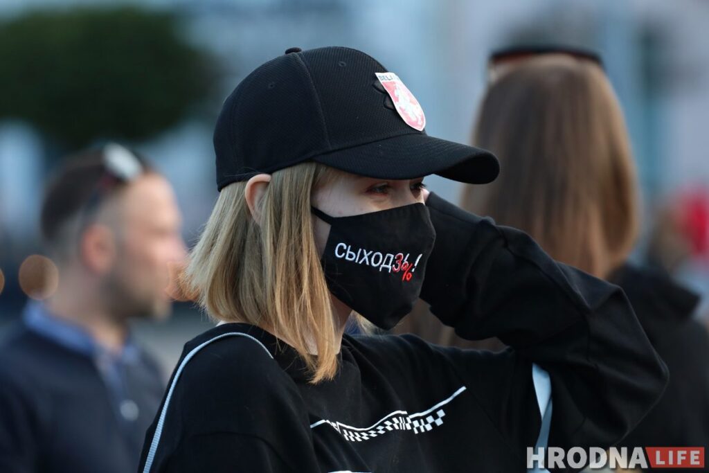 Праваабаронцы: у Гродне затрымалі кіроўцу аўтамабіля з БЧБ-сцягам, па Беларусі вядома пра 253 затрыманні