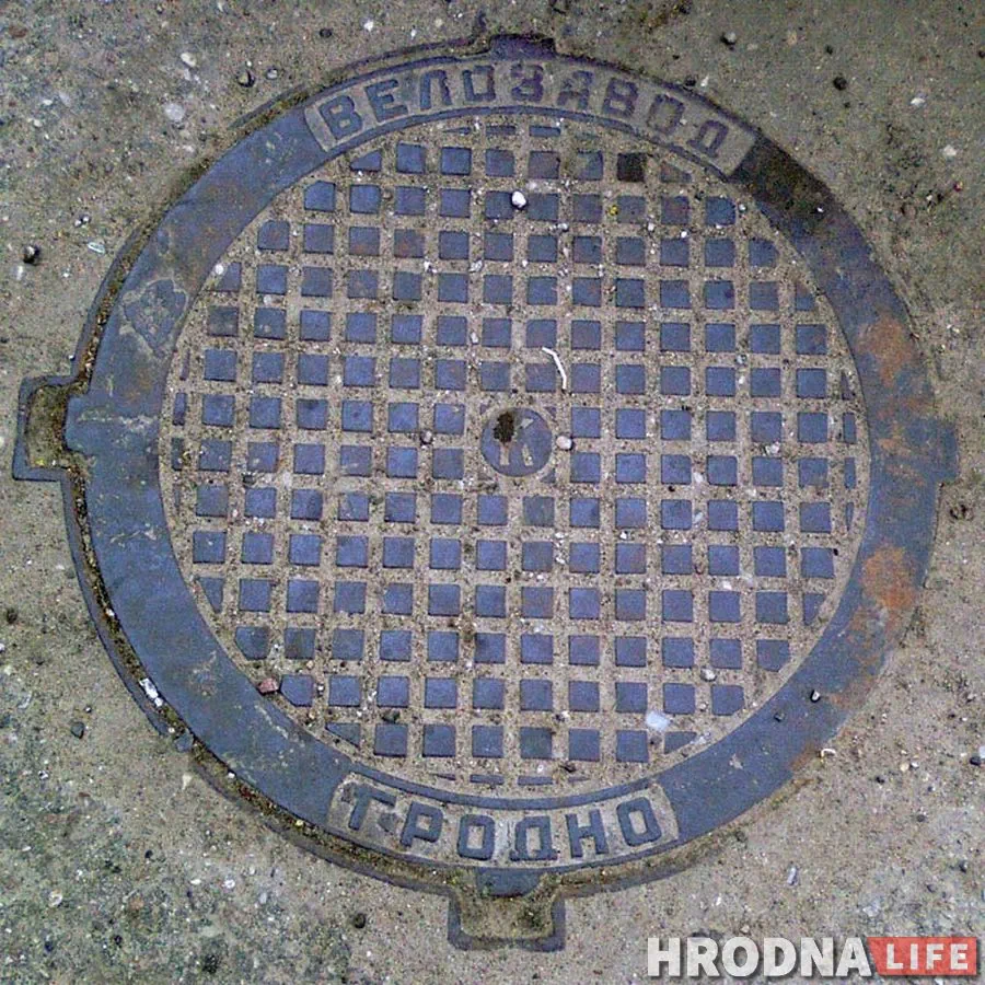 Люк з надпісам «велазавод Гродна» на вуліцы Пушкіна