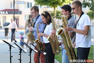 Дзеля прафесійнага росту: у цэнтр Гродна выйшаў граць квартэт саксафаністаў