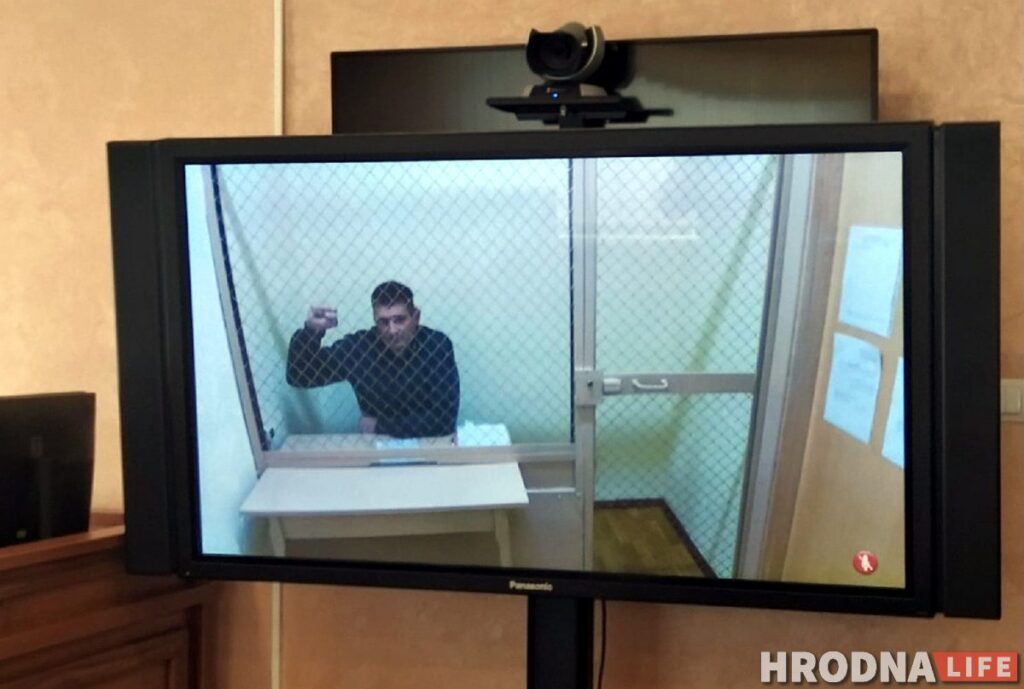 «Не баіцеся, што суседзі тапкамі закідаюць?» Ціханоўскаму на судзе ў Гродне далі яшчэ 15 сутак «Не баіцеся, што суседзі тапкамі закідаюць?» Ціханоўскаму на судзе ў Гродне далі яшчэ 15 сутак