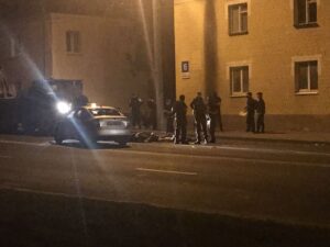 Падчас пратэстаў АМАПавец напаў на таксіста ў Гродне і пацярпеў. Збітага гродзенца могуць пасадзіць