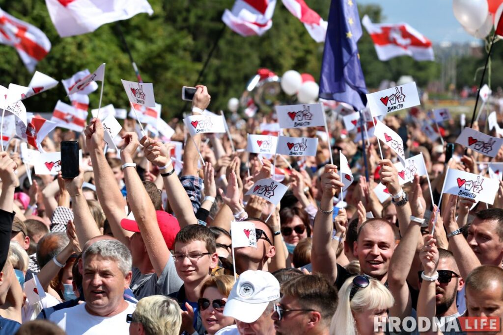 ФОТА: Амаль 10 тысяч гродзенцаў прыйшло на пікет Ціханоўскай у Гродне