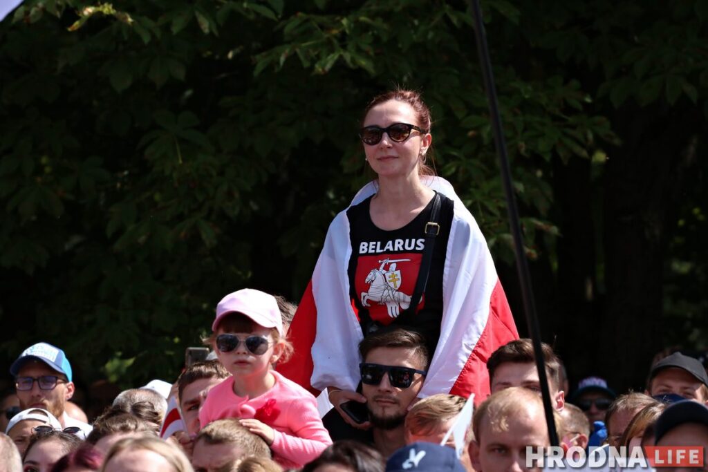 ФОТА: Амаль 10 тысяч гродзенцаў прыйшло на пікет Ціханоўскай у Гродне