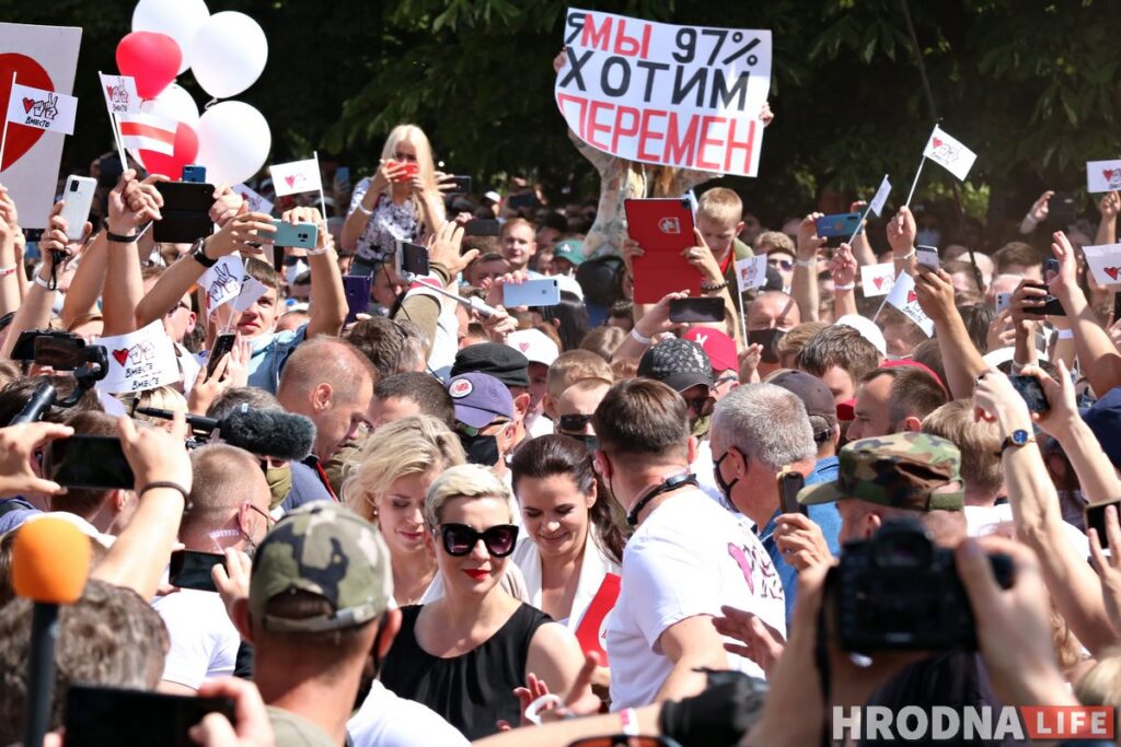 ФОТА: Амаль 10 тысяч гродзенцаў прыйшло на пікет Ціханоўскай у Гродне