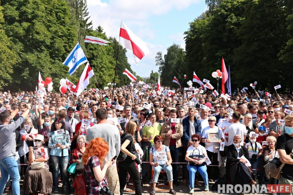 ФОТА: Амаль 10 тысяч гродзенцаў прыйшло на пікет Ціханоўскай у Гродне