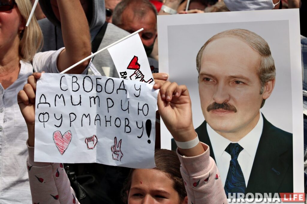 ФОТА: Амаль 10 тысяч гродзенцаў прыйшло на пікет Ціханоўскай у Гродне