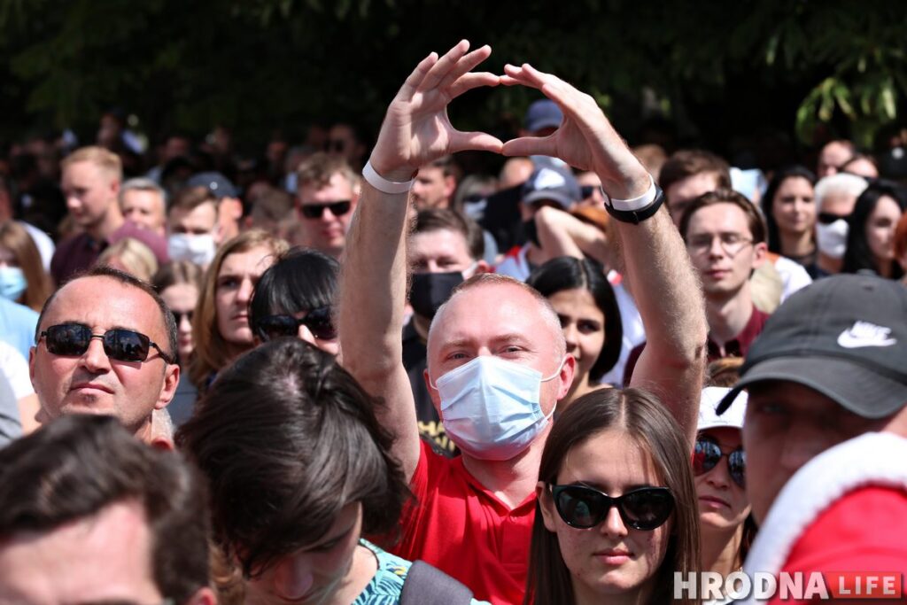 ФОТА: Амаль 10 тысяч гродзенцаў прыйшло на пікет Ціханоўскай у Гродне