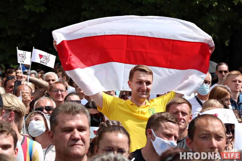 ФОТА: Амаль 10 тысяч гродзенцаў прыйшло на пікет Ціханоўскай у Гродне