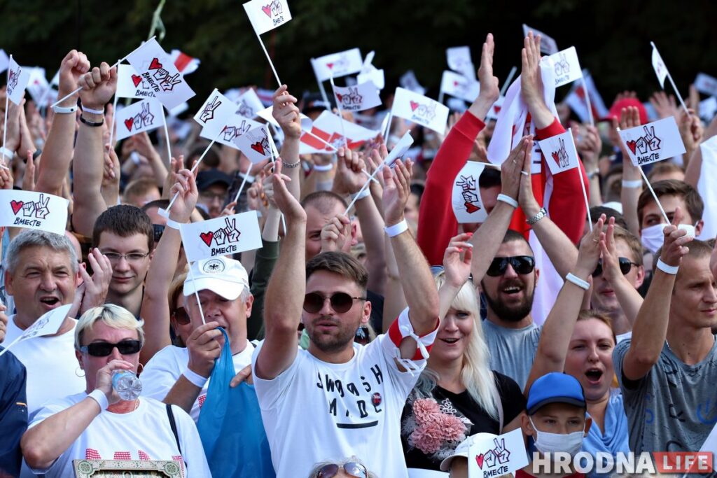 ФОТА: Амаль 10 тысяч гродзенцаў прыйшло на пікет Ціханоўскай у Гродне