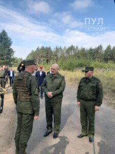"З прыняццем самых жорсткіх мераў". Візіт у Гродна Лукашэнка пачаў з праверкі палігона