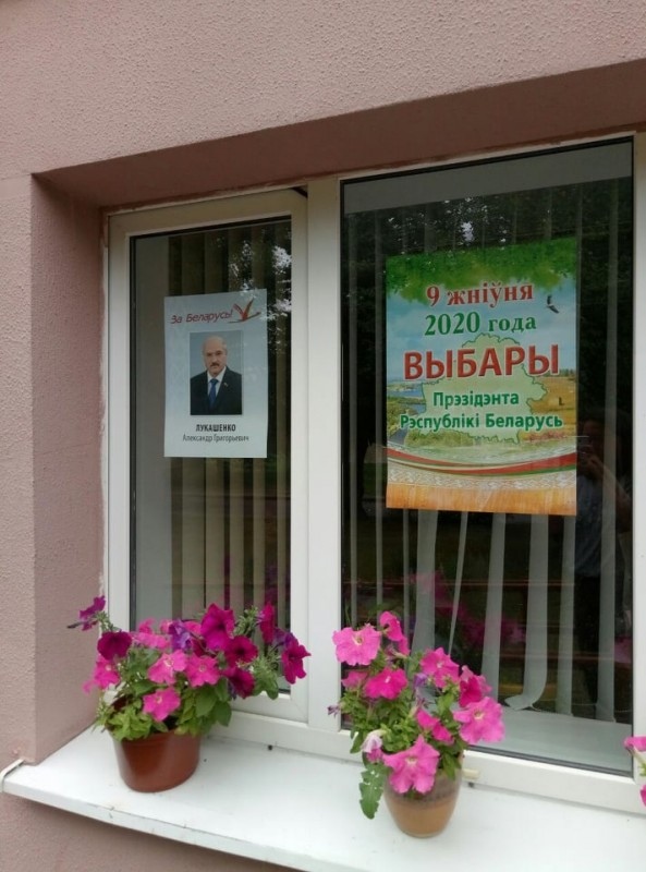 Лукашэнка і Ціханоўская на акне, а сцяг дагары нагамі. Гродзенцы дзеляцца фота арганізацыі выбарчых участкаў