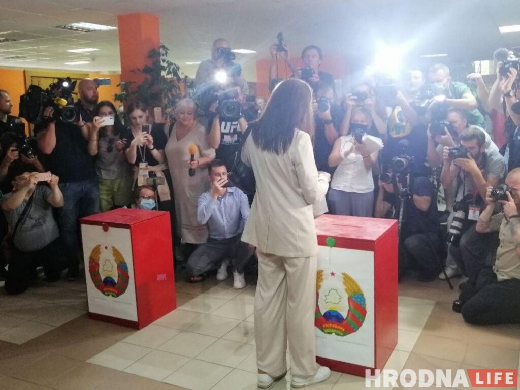 "Вельмі не хачу паўтарэння 2010-га". Святлана Ціханоўская прагаласавала на выбарах прэзідэнта Светлана Тихановская опускает бюллетень в урну для голосования. Фото: Надежда Вишневская