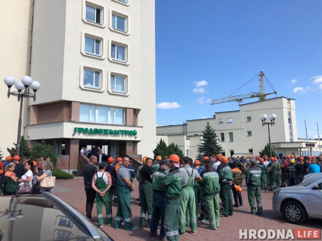 «Гроднажылбуд», які першым выходзіў на мітынгі, збіраецца афармляць афіцыйны страйк