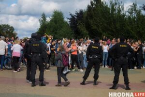 Пятый день протестов. Гродненки с цветами, медики и “азотовцы” вышли против беспредела силовиков Пятый день протестов. Гродненки с цветами, медики и “азотовцы” вышли против беспредела силовиков