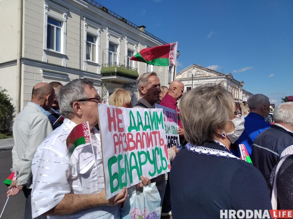 "Света, смаж катлеты!" 30 чалавек пікетавалі консульства Літвы ў Гродне