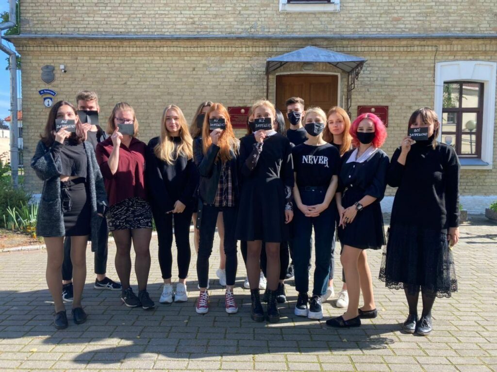 «Всё запрещено». У ГрДУ імя Янкі Купалы зноў выйшлі ў падтрымку рэпрэсаваных студэнтаў «Всё запрещено». У ГрДУ імя Янкі Купалы зноў выйшлі ў падтрымку рэпрэсаваных студэнтаў