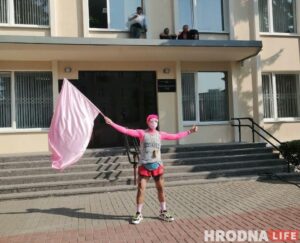 "Хацеў паказаць, што гэта - фарс". Гродзенскі музыка Ігар Банцар прыйшоў у суд у ружовым, яго забраў АМАП