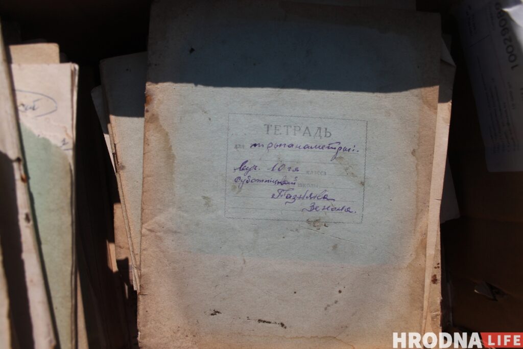 На Лідчыне знайшлі сшыткі і кнігі Зянона Пазняка і перадалі іх у гродзенскі музей