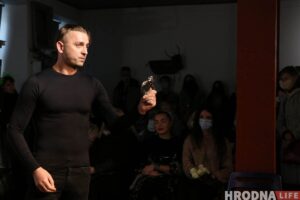 Звольненых актораў Гродзенскага драматычнага тэатра выклікалі ў міліцыю. Імаверна, за навагодняе відэавіншаванне