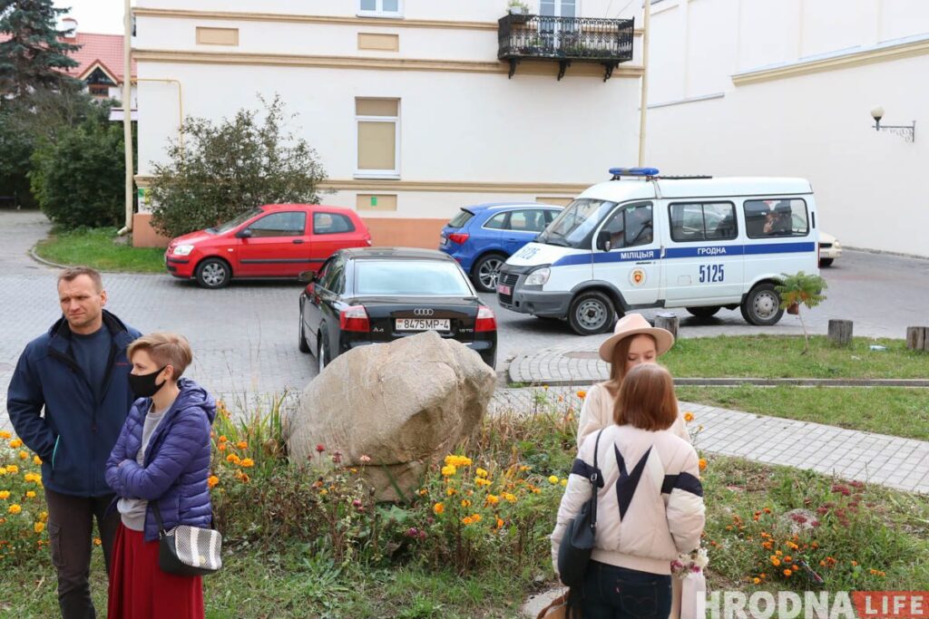 Цюлень, смаўжы і аўтазак. Акторы драмтэатра Гродна паказалі другі (не)спектакль