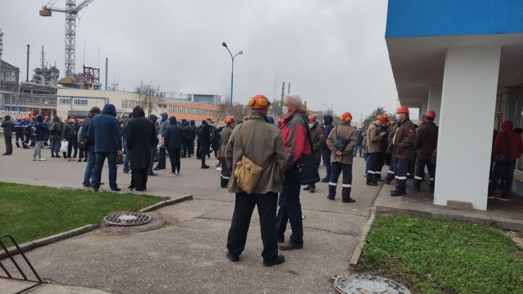 На двух цехах “Гродно Азот” отказываются принимать смены, некоторых рабочих задержали