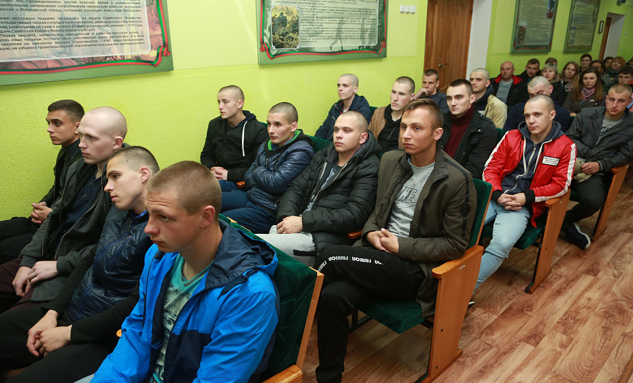 «Зможаш ударыць дубінкай?» Прызыўнік з Гродна распавёў пра дзіўныя пытанні ў ваенкамаце Призывники в гродненском военкомате. Фото иллюстрационное, grodnonews.by