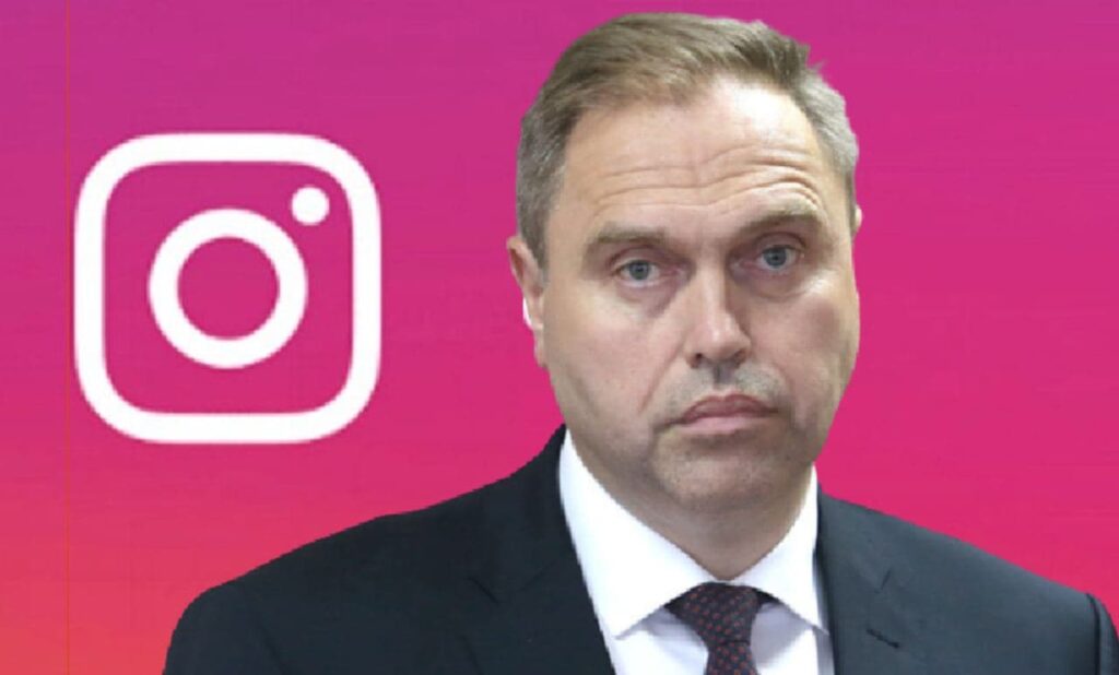 Уладзімір Каранік на фоне лога Instagram