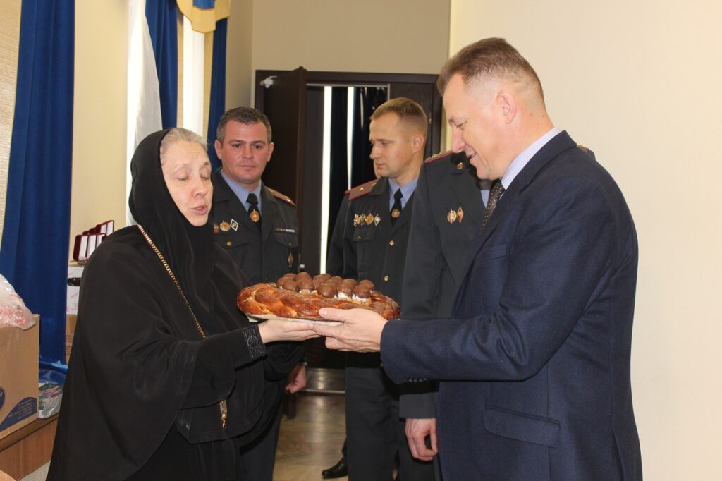 "Усе людзі вам удзячныя". Ігумення Гаўрыіла прынесла тарты для гродзенскага АМАПа і міліцыі