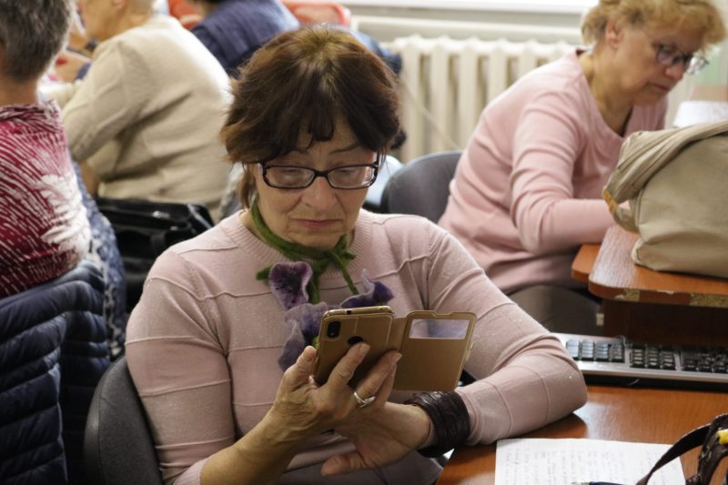 Дзе навучыцца карыстацца мабільным інтэрнэтам людзям сталага ўзросту