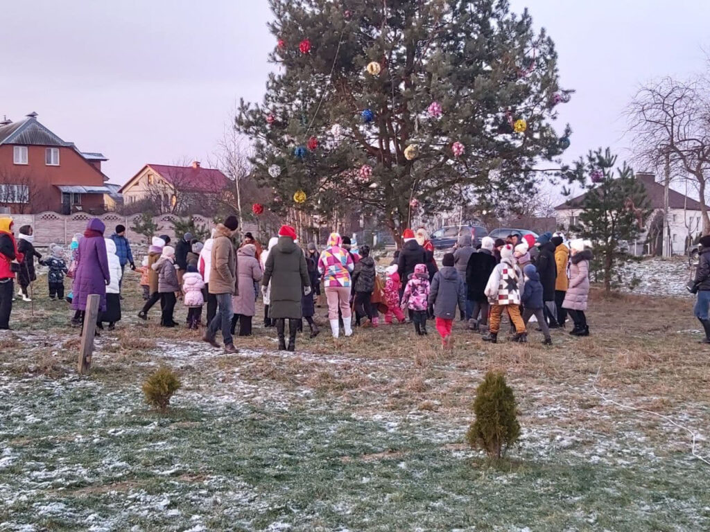 «Нас окружили со всех сторон». Милиция в Гродно искала протестующих на детском новогоднем празднике