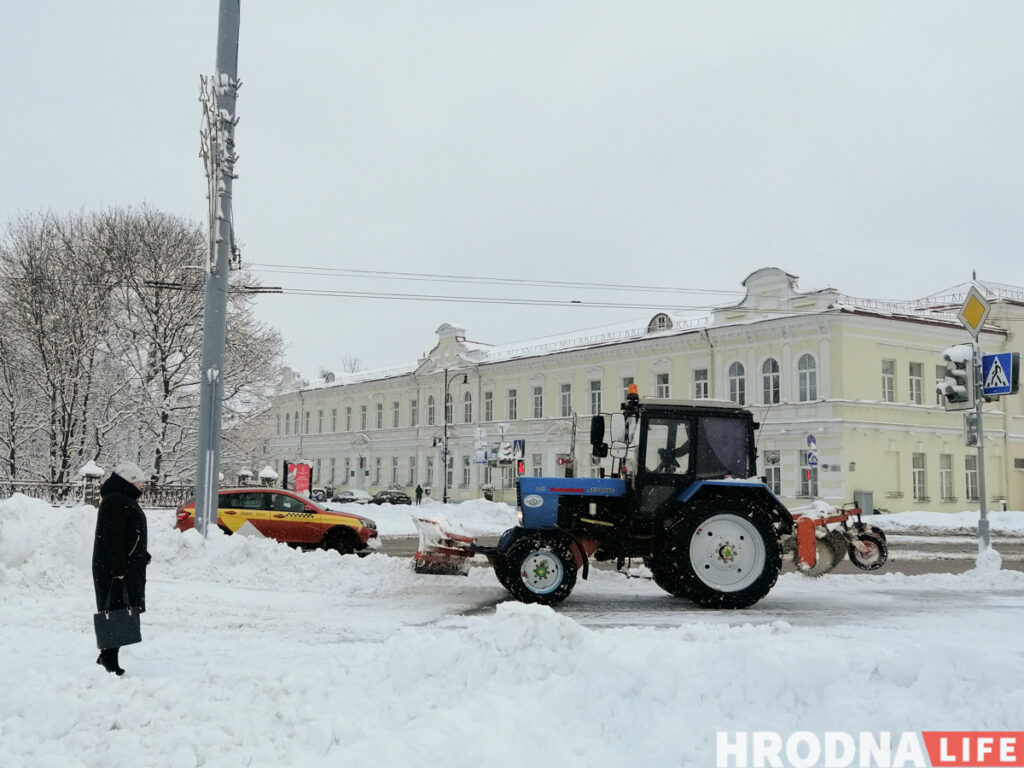 «Нерэальна прыбраць снег на працягу дня-двух, калі ён суткамі падае». На вуліцы Гродна высыпалі каля 500 тон рэагентаў