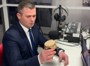 Яўген Дудко прыйшоў на радыё са слоікам малінавага варэння. Фота: s13.live