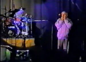 Станіслаў Свістун выступае ў 1999 годзе на рок-канцэрце ў медыцынскім універсітэце. Скрыншот з відэа, прадастаўленага Сяргеем Фінскім