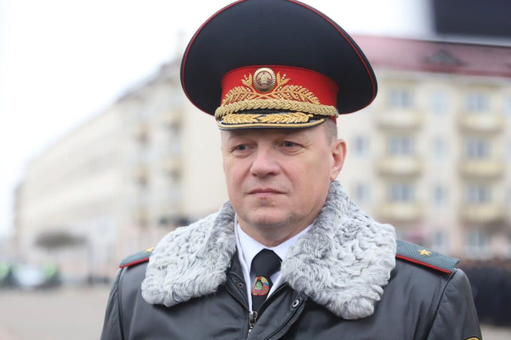 9 фактаў пра былога начальніка УУС Гродзенскага аблвыканкама Вадзіма Сіняўскага. Цяпер ён - міністр па надзвычайных сітуацыях 9 фактаў пра былога начальніка УУС Гродзенскага аблвыканкама Вадзіма Сіняўскага. Цяпер ён - міністр па надзвычайных сітуацыях