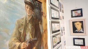 АМАП прыйшоў у гродзенскі "Цэнтр гарадскога жыцця". Каранік: "Пазіцыя ўласніка нас хвалюе" цэнтр гарадскога жыцця Портрет Евгения Жихаря на выставке в "Центре городской жизни". Возможно, он стал причиной прихода ОМОНа. Фото: Ирина Новик