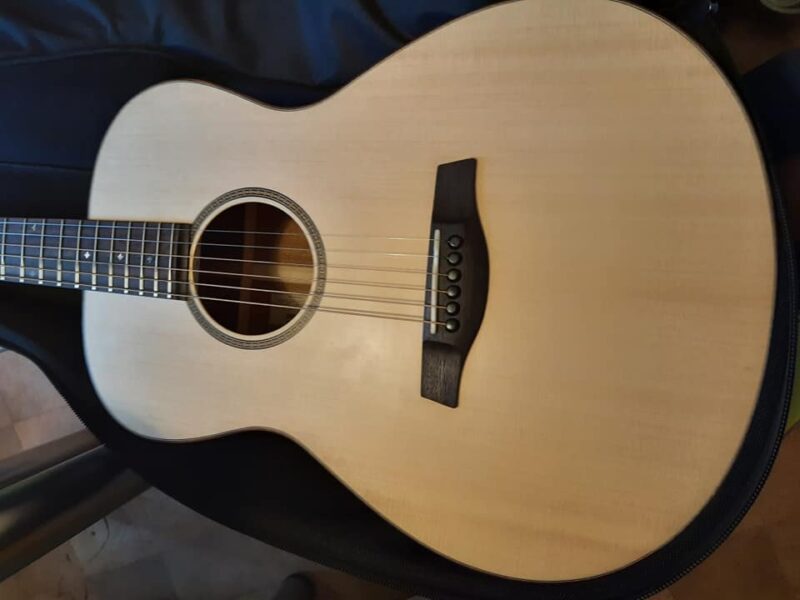 Мастер, который делал инструменты для Михалка и Дидюли, подарил гитару Алесю Денисову