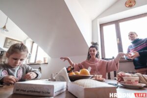 «У кожным акне па паштоўцы». Творчая сям'я - пра сваю кватэру на паддашку «У кожным акне па паштоўцы». Творчая сям'я - пра сваю кватэру на паддашку