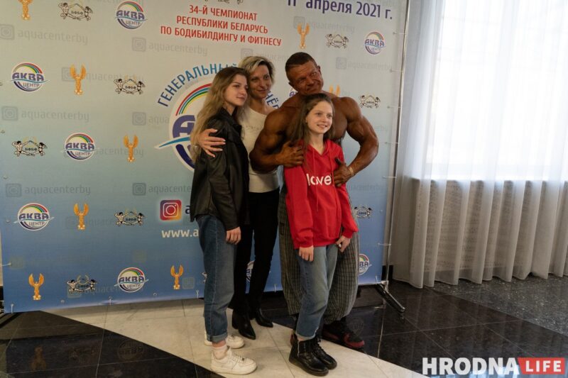 Напампаваныя, прыгожыя, упартыя. У Гродне выбралі пераможцаў 34-га чэмпіянату па бодыбілдынгу і фітнесу