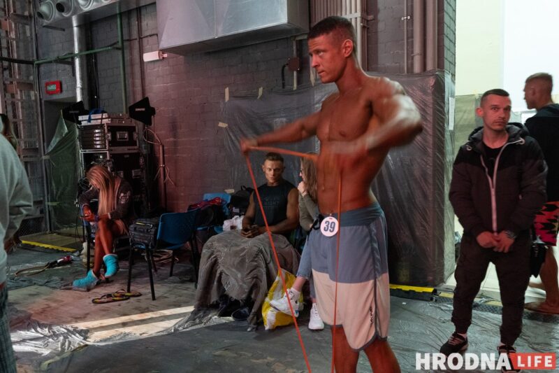 Напампаваныя, прыгожыя, упартыя. У Гродне выбралі пераможцаў 34-га чэмпіянату па бодыбілдынгу і фітнесу