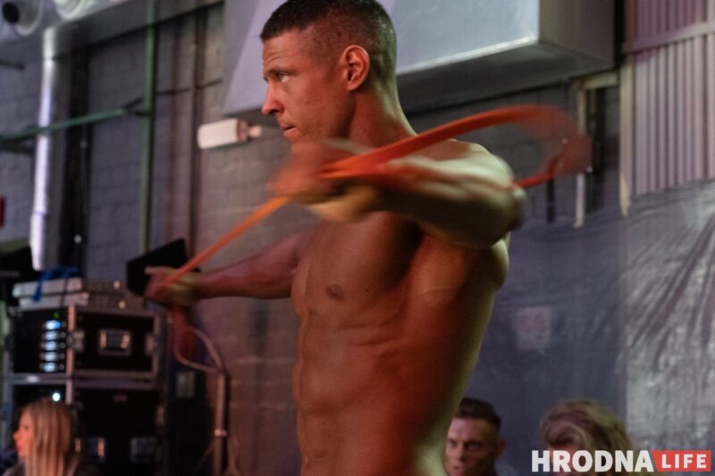 Напампаваныя, прыгожыя, упартыя. У Гродне выбралі пераможцаў 34-га чэмпіянату па бодыбілдынгу і фітнесу